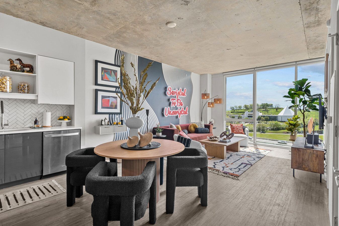 SPACIOUS 1 BED/ 1 BATH APARTMENT IN THE GULCH AREA OF NASHVILLE